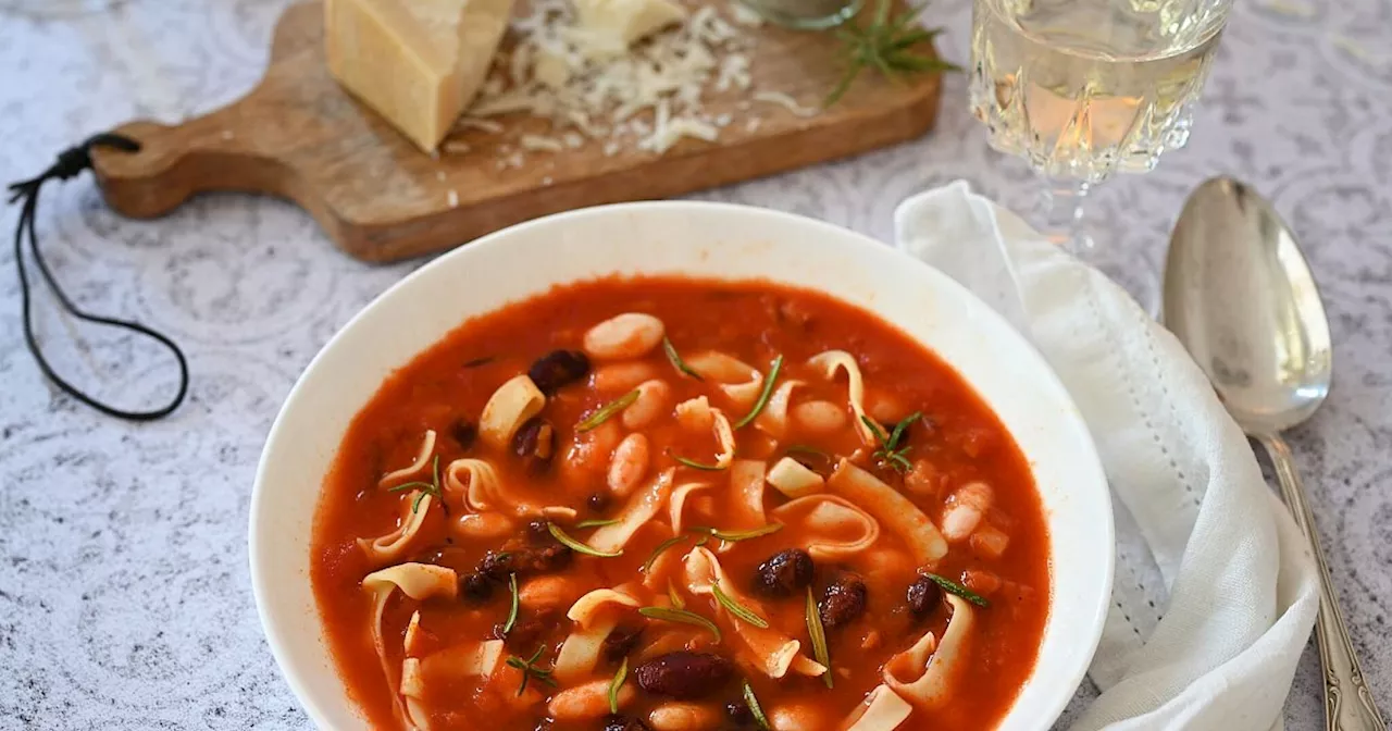 Kräftig und gehaltvoll: Tomatensuppe mit Bohnen und Pancetta