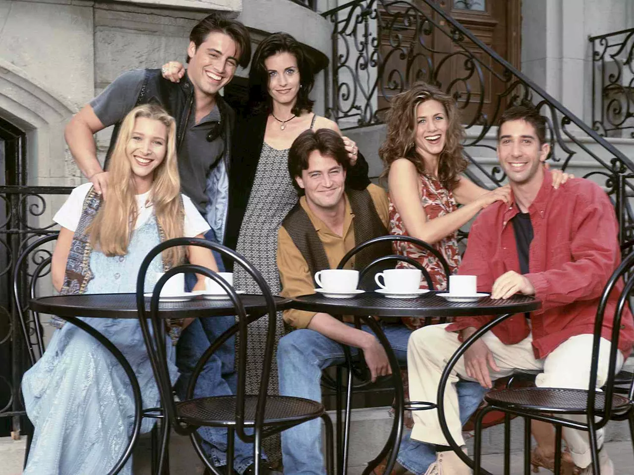 Lisa Kudrow Reveals Friends Cast Only Had Dinner Together Once Between Finale and 25th Reunion