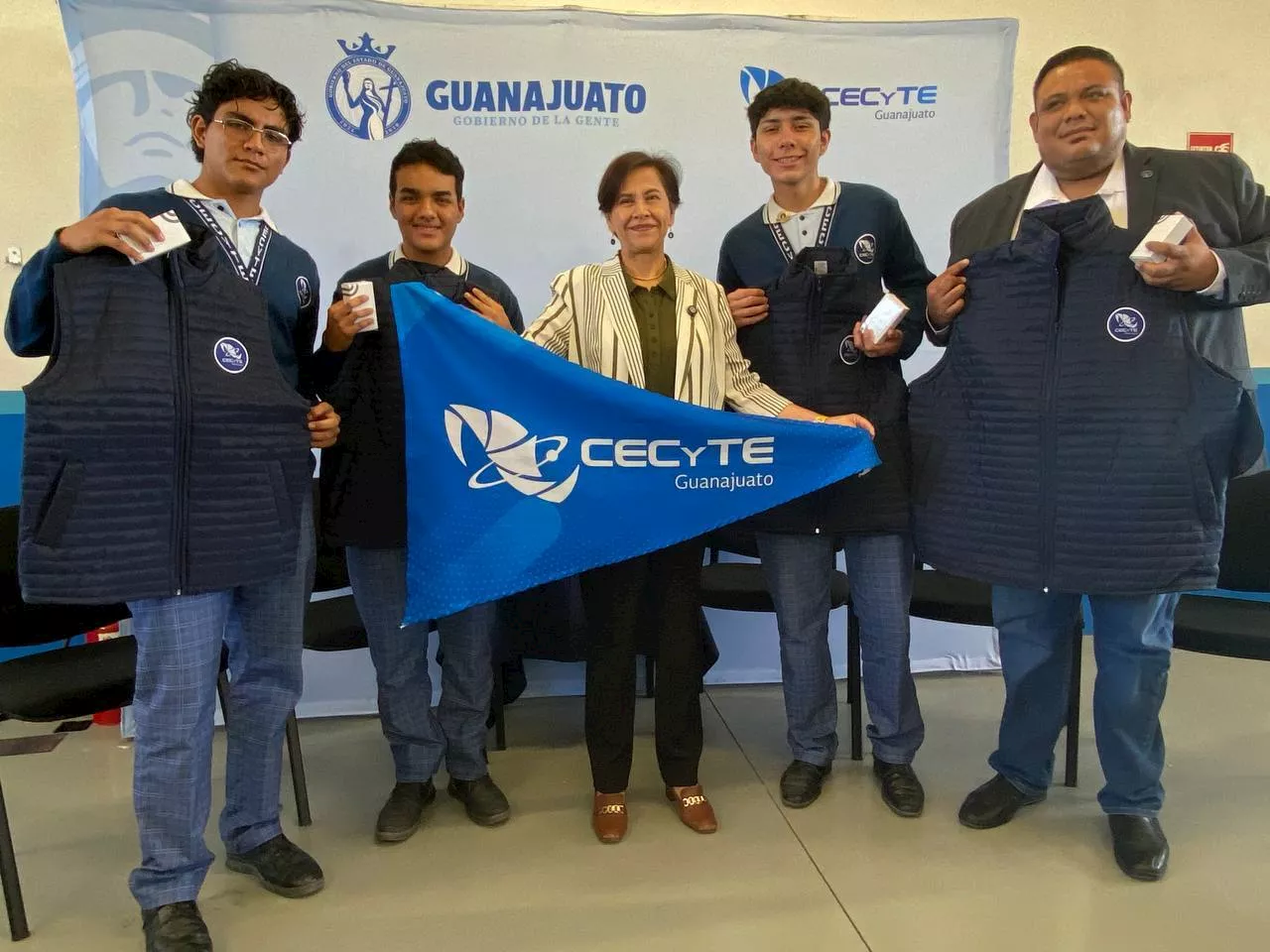 Jóvenes del CECyTEG y SABES representarán a Guanajuato en torneo de robótica en China