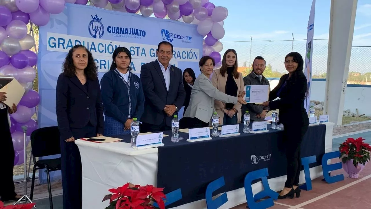 Se gradúan 220 padres y madres de alumnos del Cecyte San Miguel del curso 'Crianza Positiva'