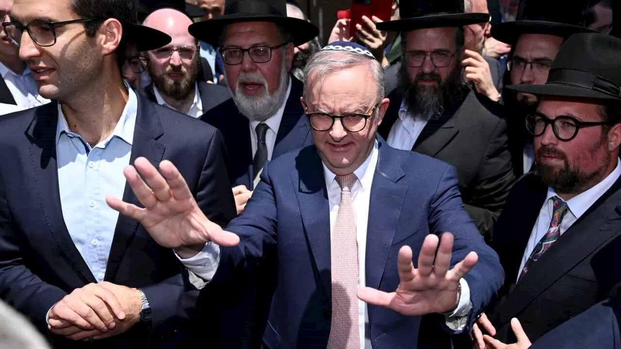 'Too little too late': Anthony Albanese heckled during visit to Melbourne synagogue