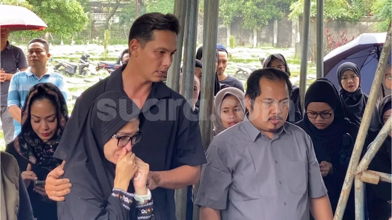 Dalam Dekap Andhika Pratama, Ussy Sulistiawaty Antar Sang Ibu ke Peristirahatan Terakhir