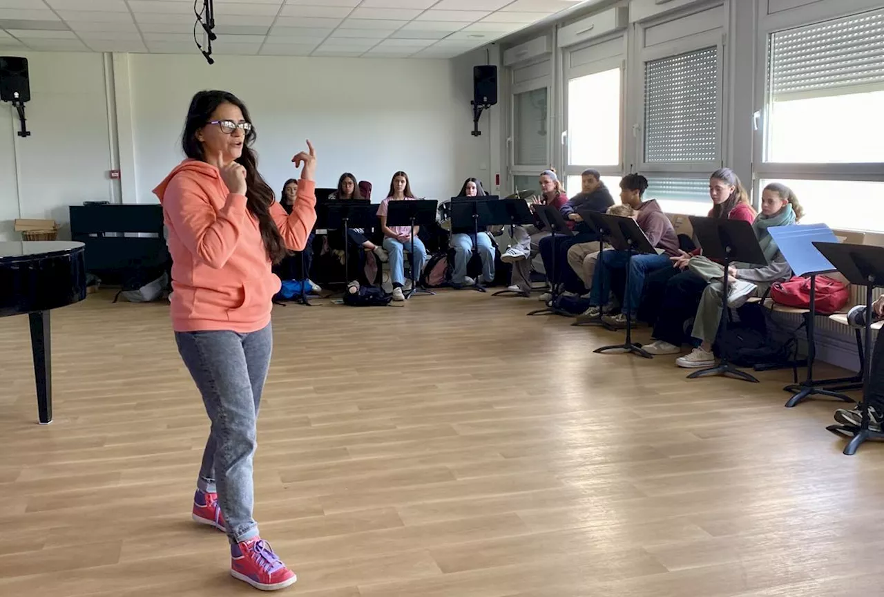 Musique à Villeneuve-sur-Lot : des collégiens sur scène avec Bertille, pour interpréter leur propre chanson