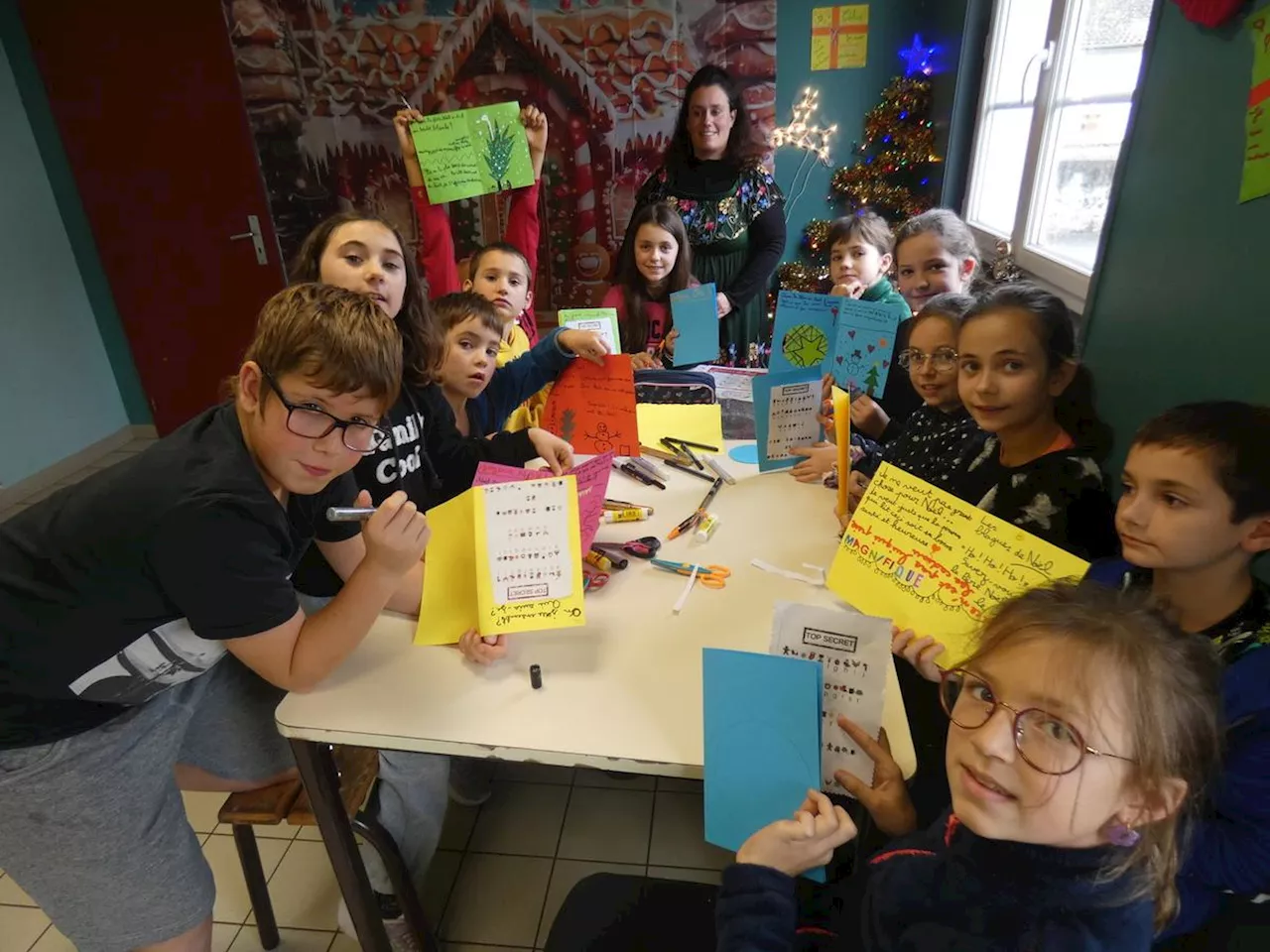 Saint-Michel : les enfants confectionnent des cartes de Noël pour les habitants du village