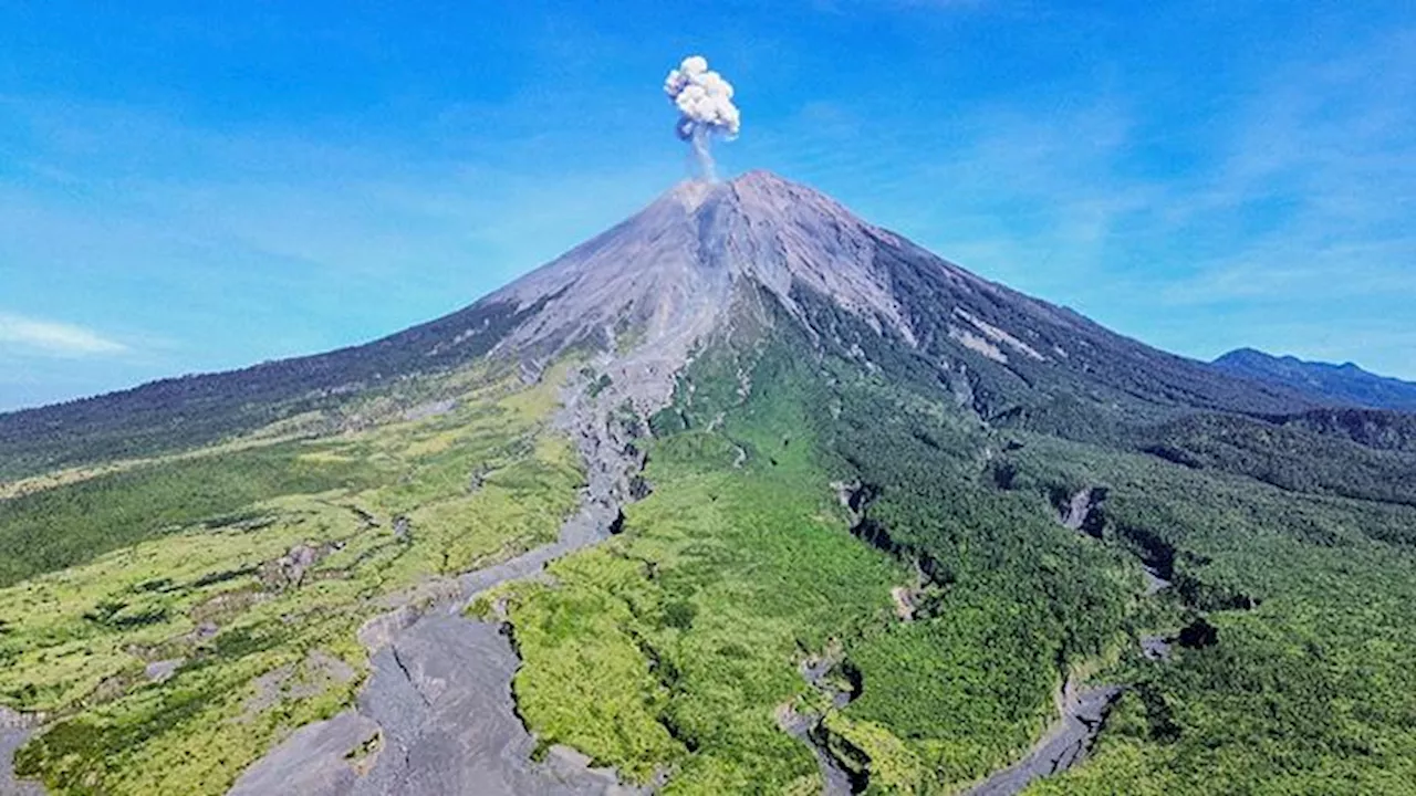 Gunung Semeru Terus Erupsi, Benarkah Jalur Pendakian Akan Dibuka?