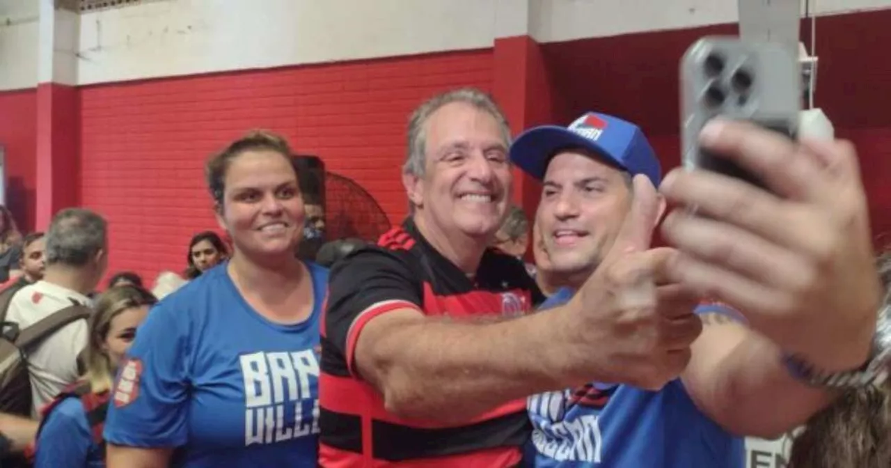 Protestos e cerveja: a festa do novo presidente do Flamengo, Bap, e apoiadores