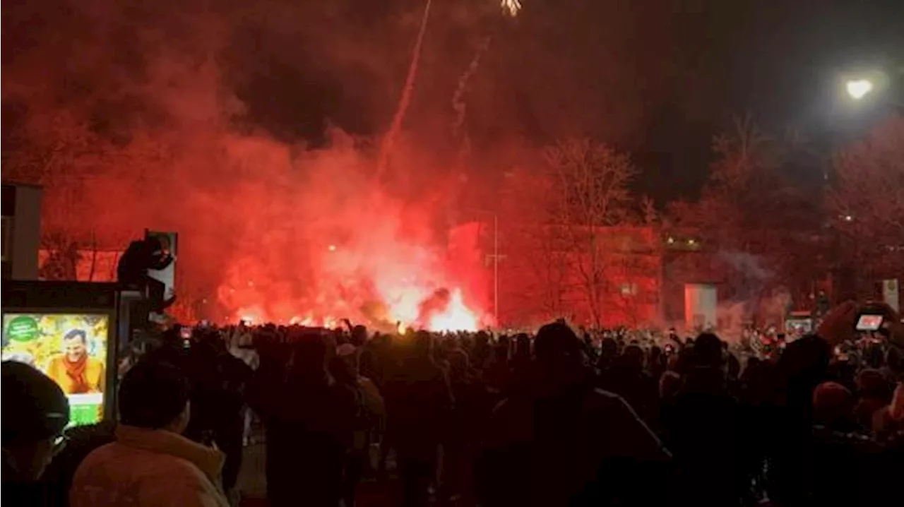 Clima infuocato alla BayArena: fuochi d'artificio all'arrivo del pullman del Leverkusen