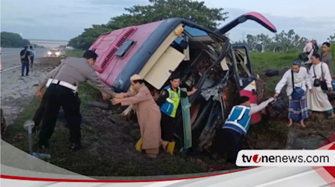 Sopir Mengantuk, Bus Tiara Mas Terguling di Parit Tol Ngawi, Belasan Penumpang Luka Ringan