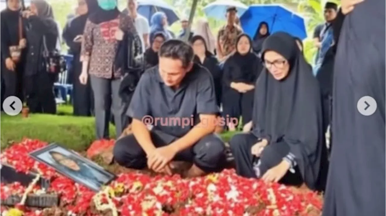 Ibunda Meninggal Dunia, Momen Ussy Sulistiawaty Nangis di Makam Bikin Haru