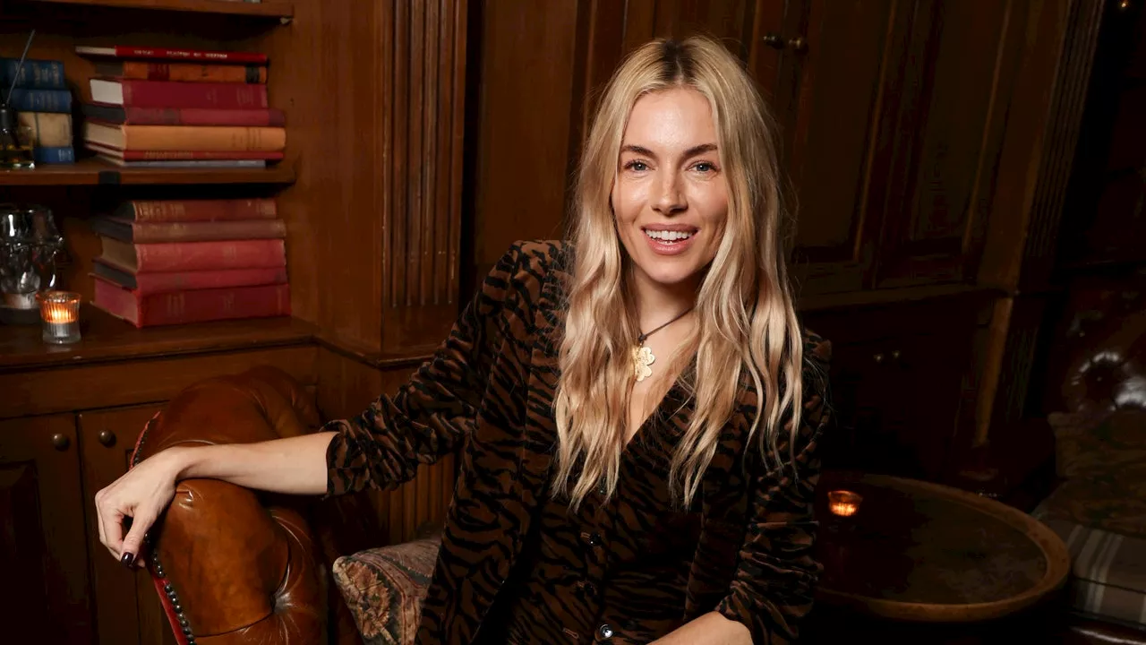 Exit le choker, Sienna Miller porte le collier que l'on ne quittera plus en 2025