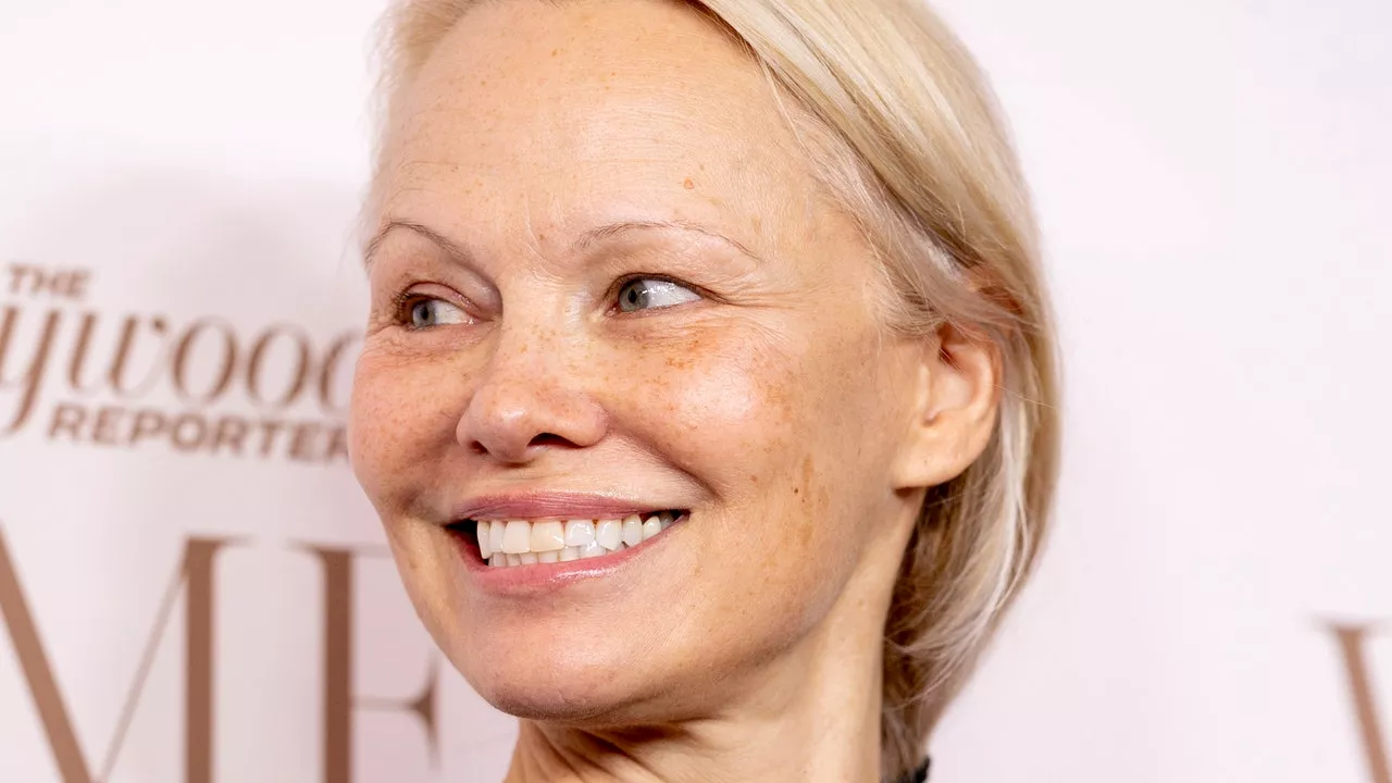 Pamela Anderson : à 57 ans, l'actrice porte désormais une frange (et pas de make-up)