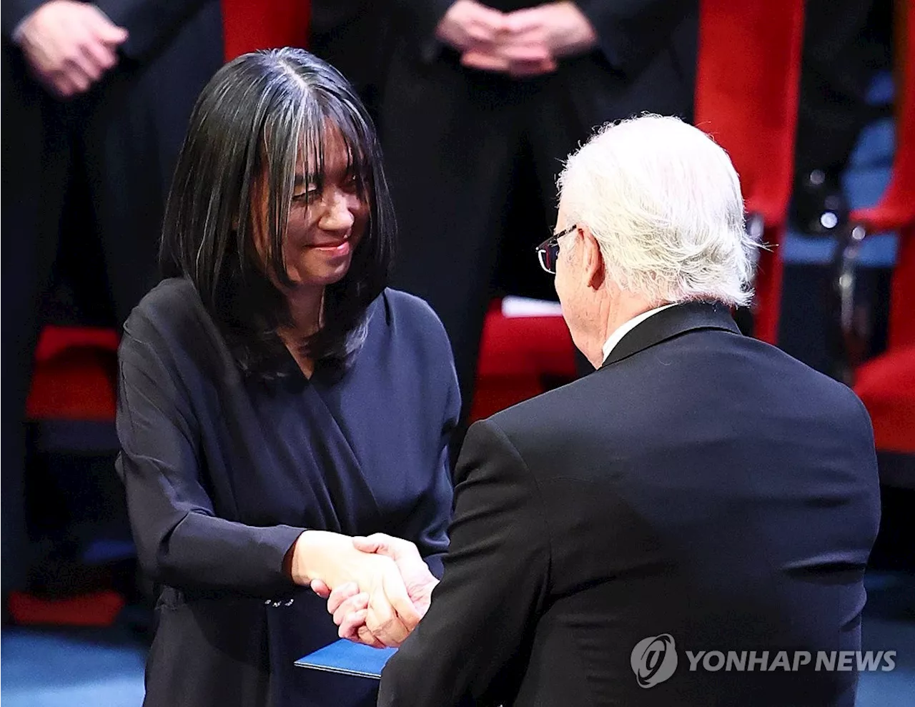 '친애하는 한강' 호명에 기립박수…한국 첫 노벨문학상 수상(종합)