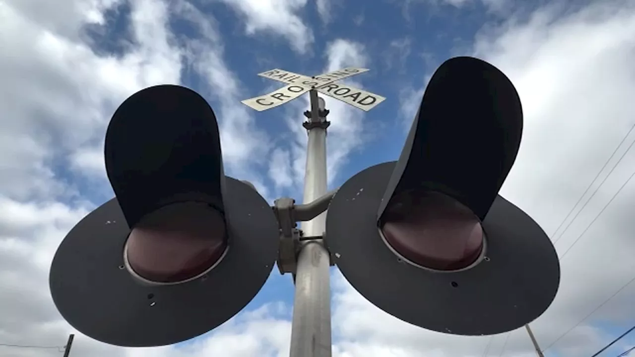 Houston mayor says he'll ask Union Pacific to pay for pedestrian bridge over railroad tracks