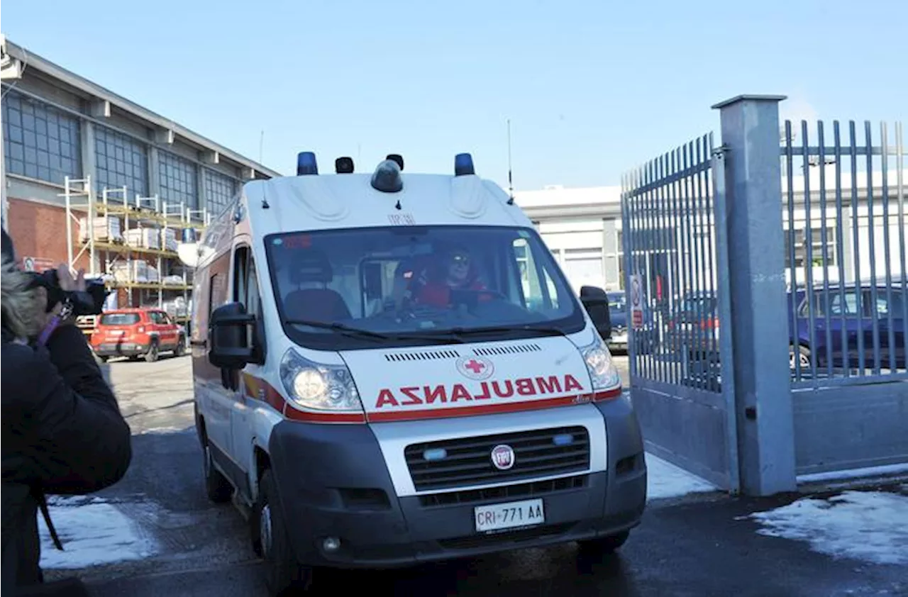 Incidente lavoro, due operai cadono da tetto, uno è morto