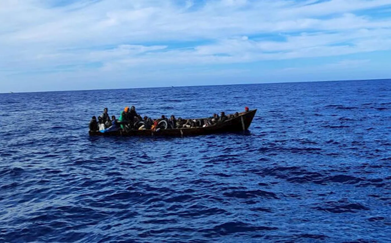 Una bambina da sola su una barca è arrivata a Lampedusa