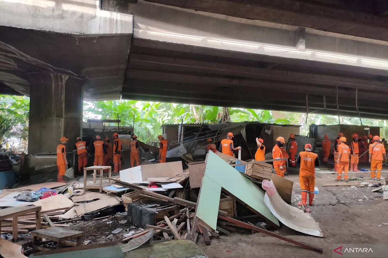 Ratusan petugas singkirkan lapak di kolong Tol Angke