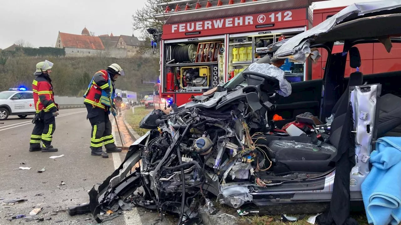 Schwerer Unfall auf B 25 bei Harburg: Vollsperrung und Umleitung