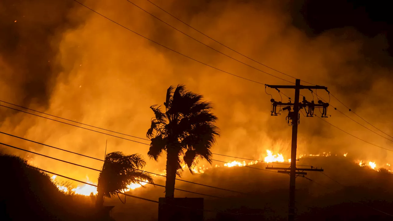 Californie: les images impressionnantes du mégafeu à Malibu, où des milliers d'habitants ont été évacués