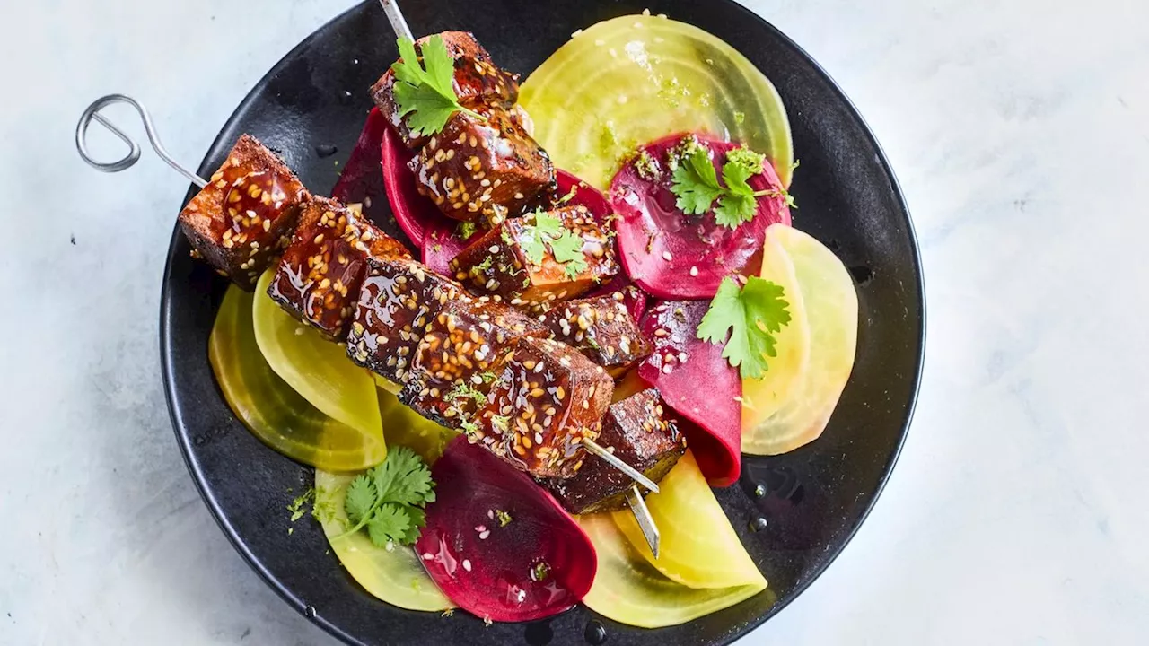 Knusprige Tofu-Spieße mit Bete-Carpaccio