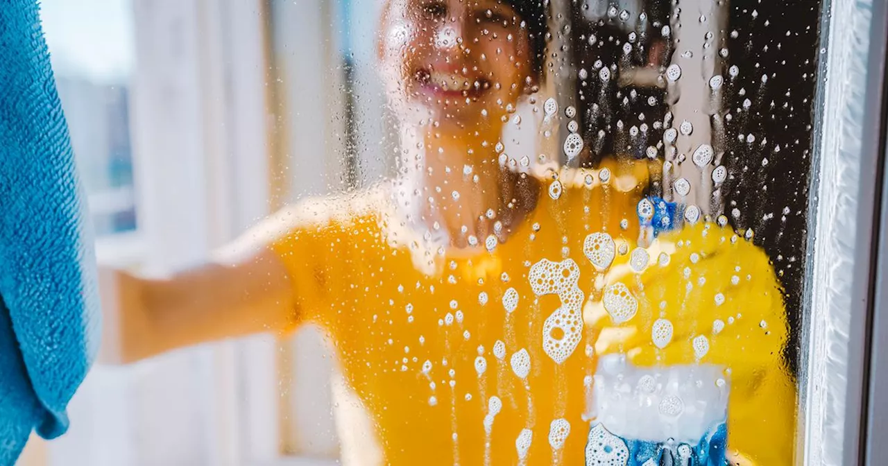 Keine Streifen: Einfaches Hausmittel macht die Dusche blitzblank