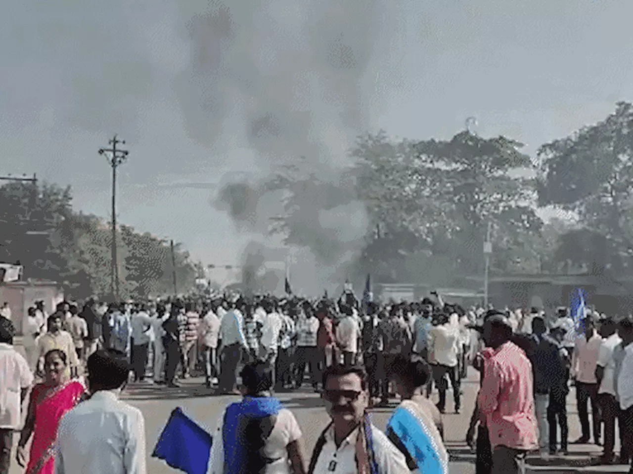 महाराष्ट्र में अंबेडकर स्मारक में तोड़फोड़ के बाद हिंसा: परभणी में दुकानों-गाड़ियों में आगजनी; आंसू गैस के ...