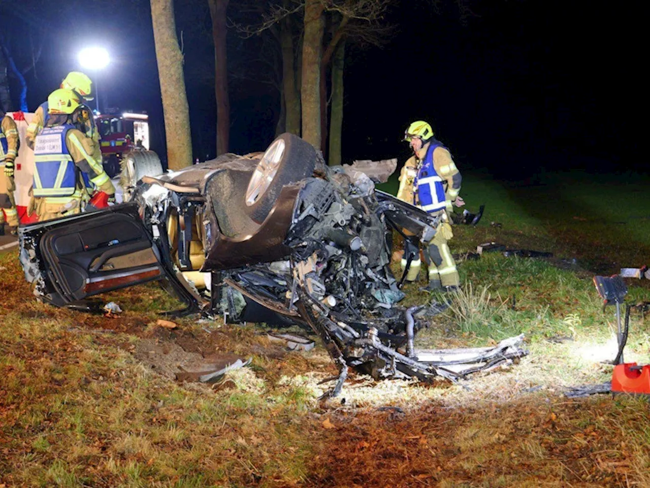 Unfall in Delbrück: Auto prallt gegen Baum