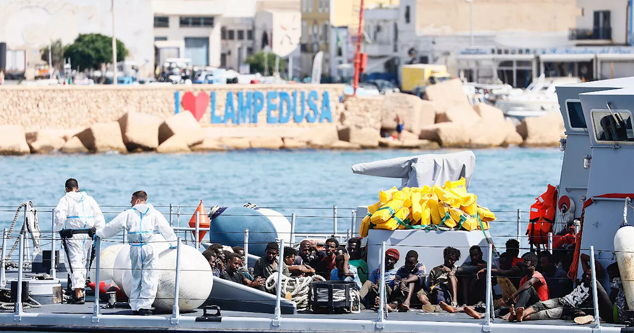 Bimba di 10 anni arriva sola a Lampedusa, unica sopravvissuta a un naufragio con 44 vittime