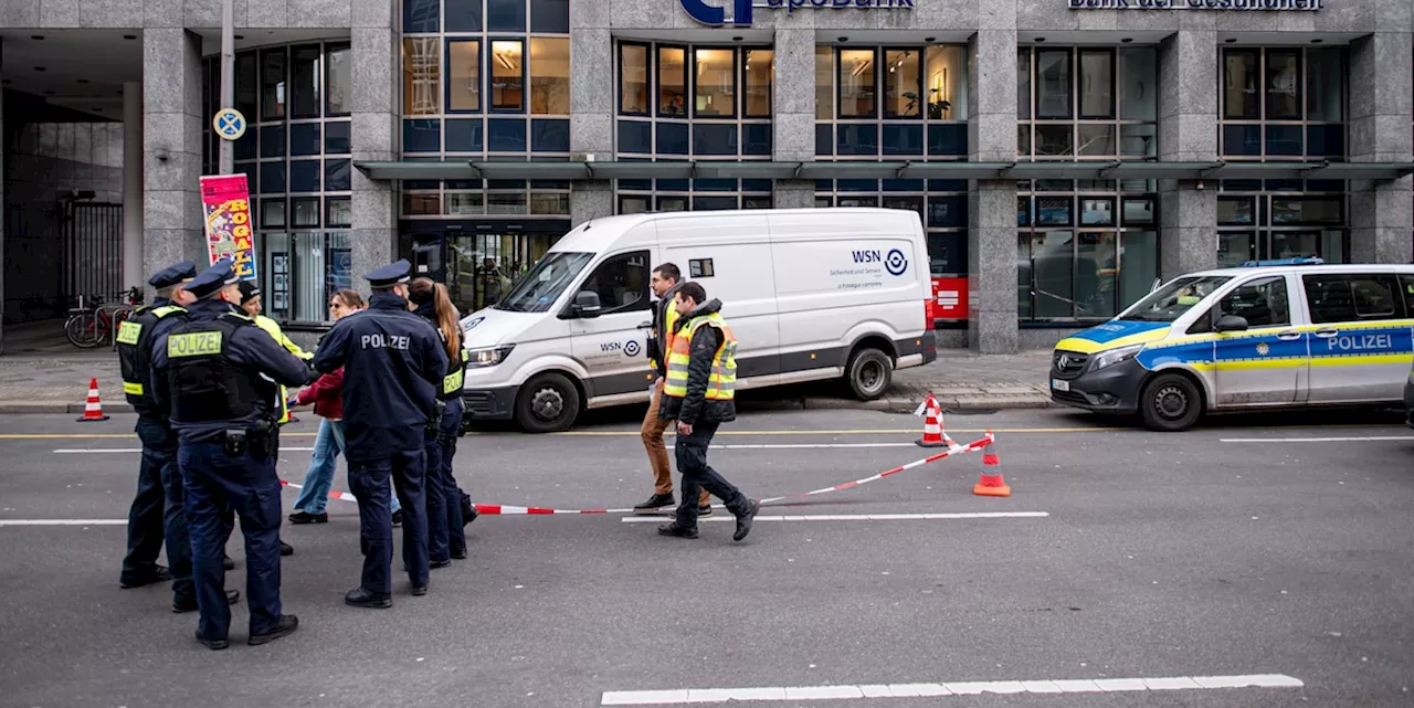 Bewaffnete Täter in Berlin auf der Flucht: Überfall auf Geldtransporter und Bank