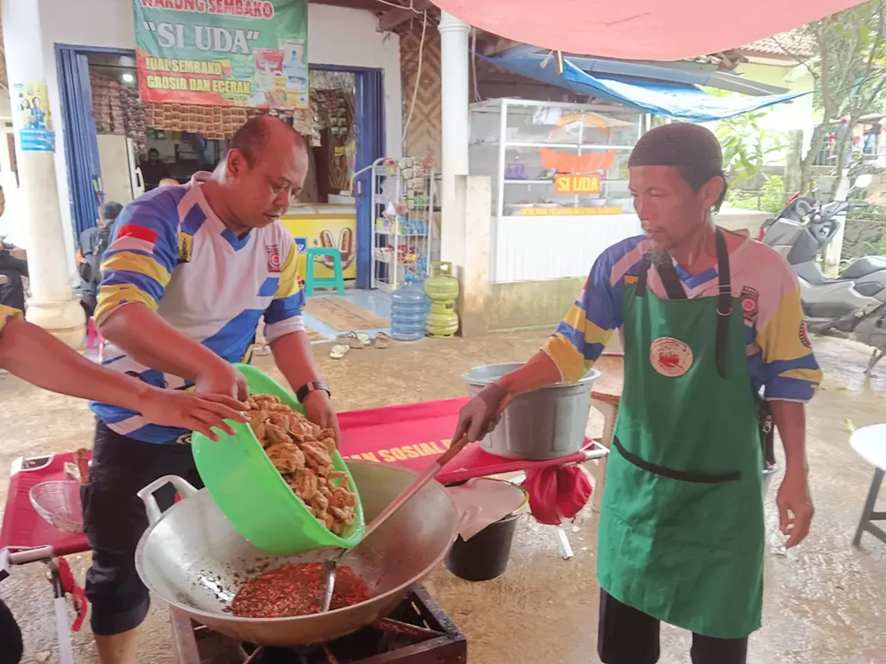 Meracik Waktu dan Tenaga di Dapur Umum Bencana Banjir-Longsor Sukabumi 