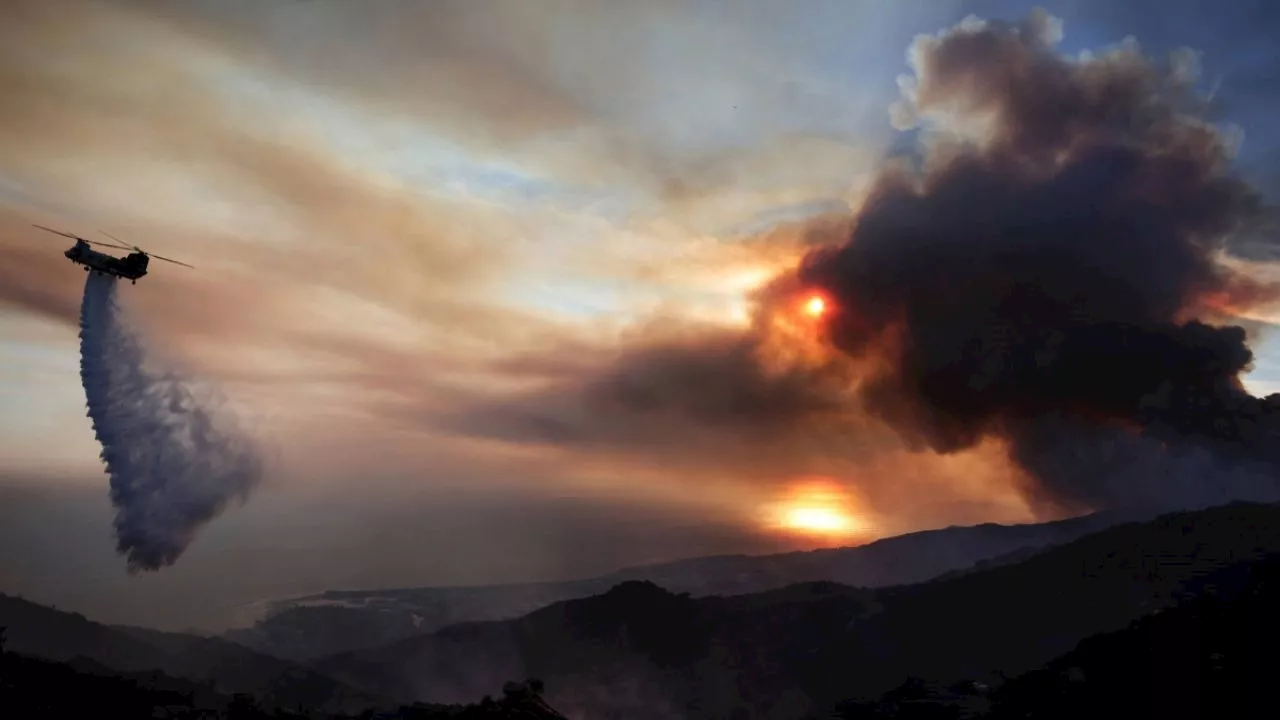 Fuerte incendio forestal obliga a evacuar a más de 20 mil personas