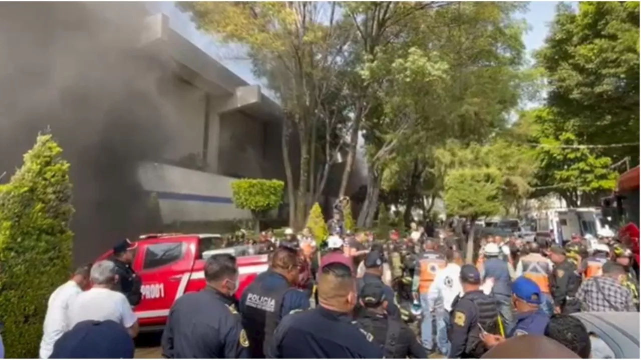 Se registra fuerte incendio en gimnasio de la alcaldía Benito Juárez, bomberos se movilizan