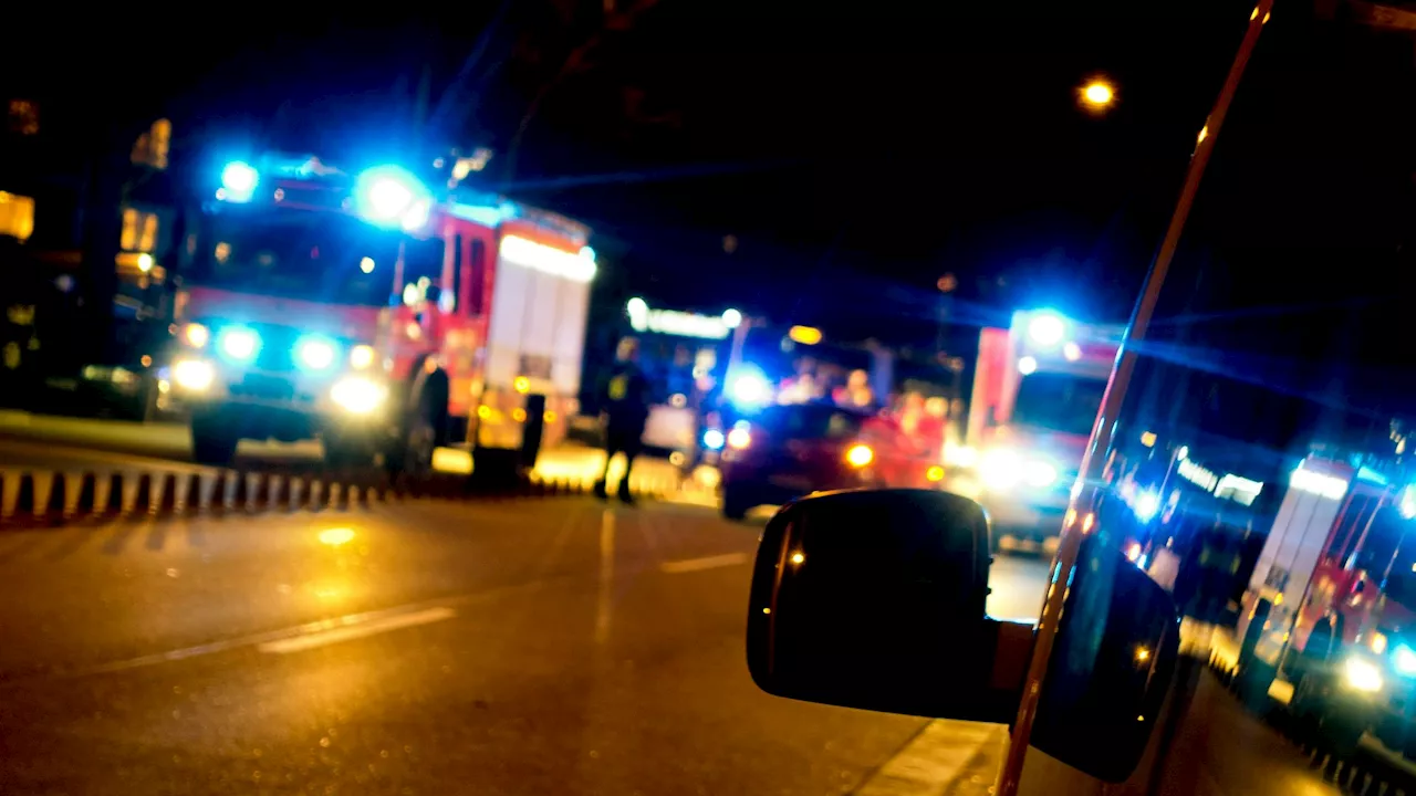 Autofahrer nach Crash mit Lkw in Unfallwrack gefangen