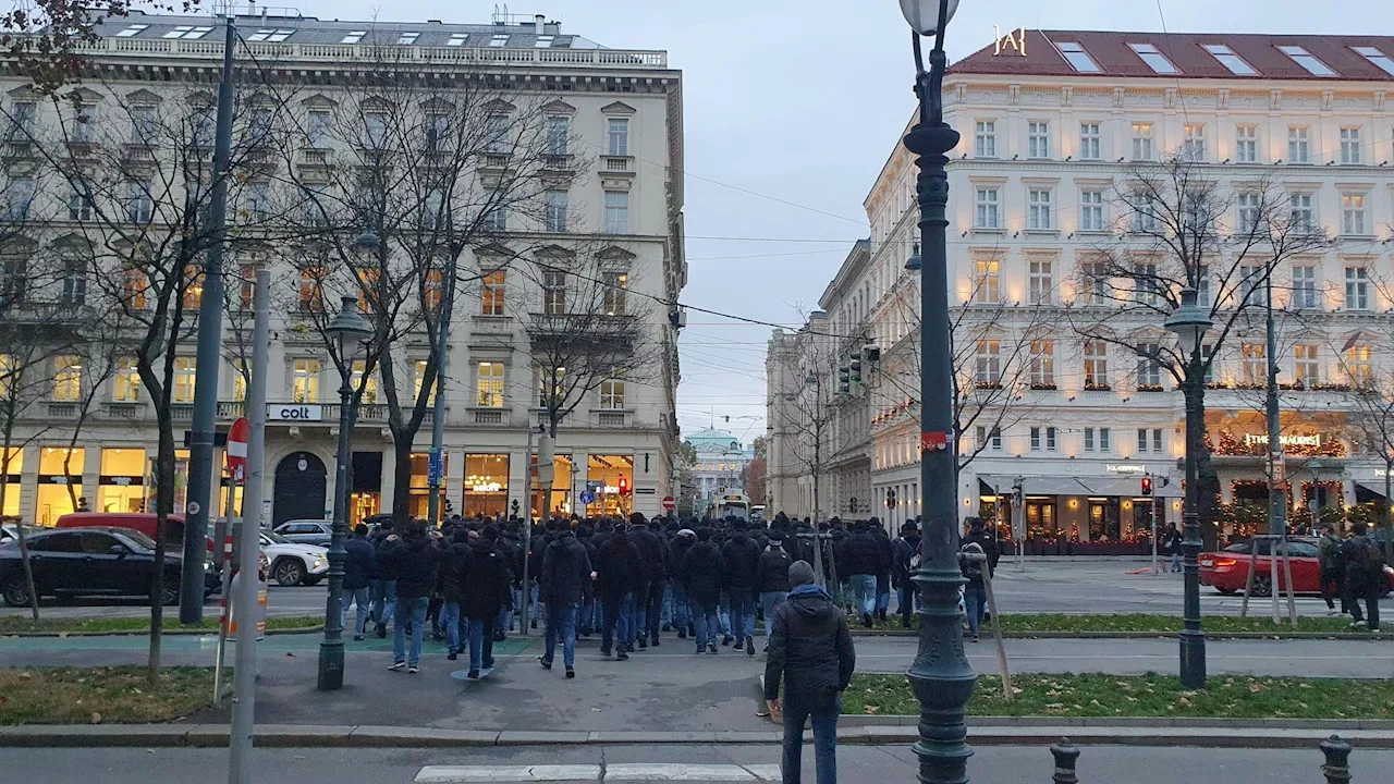  Vor Rapid-Duell: Fußballfans marschieren durch Wien