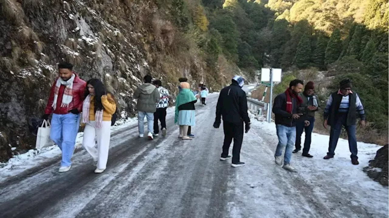 मौसम खुला तो खिल उठा नैनीताल का सौंदर्य, बर्फबारी के बाद हिमालय दर्शन में पहुंचे पर्यटक