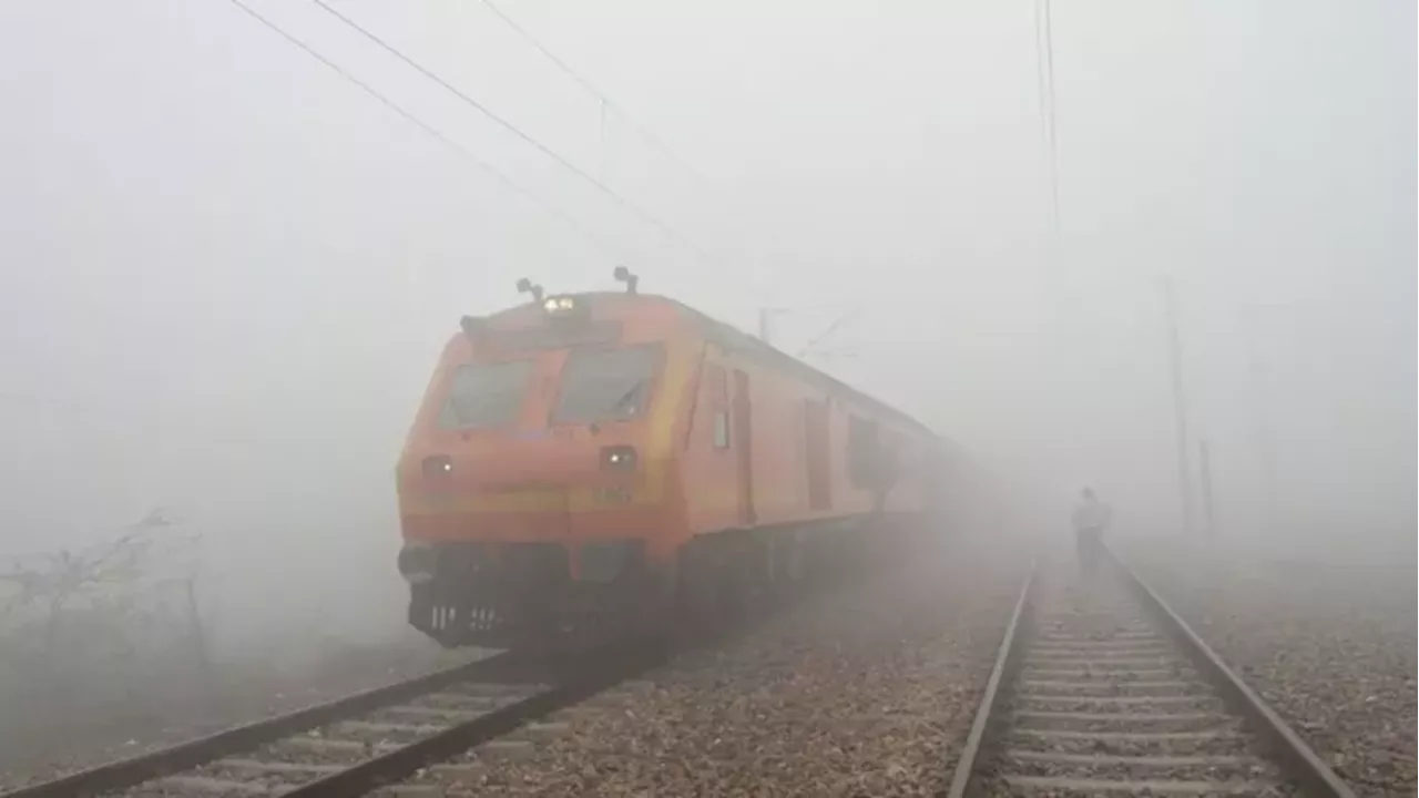 Late Trains: दिल्ली से भोपाल के लिए देरी से रवाना होगी वंदे भारत, कई अन्य ट्रेनें भी चल रही लेट; देखें पूरी List