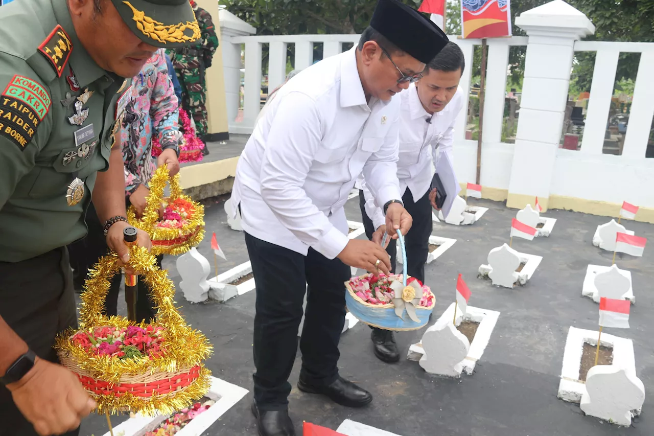 Wamentrans Viva Yoga Pimpin Tabur Bunga di Makam Pionir Transmigrasi Sukra Indramayu