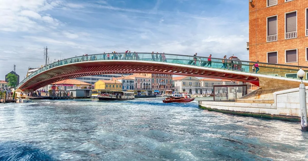 Venedig: Gefährliche Glasstufen auf Brücke werden nach Unfällen getauscht