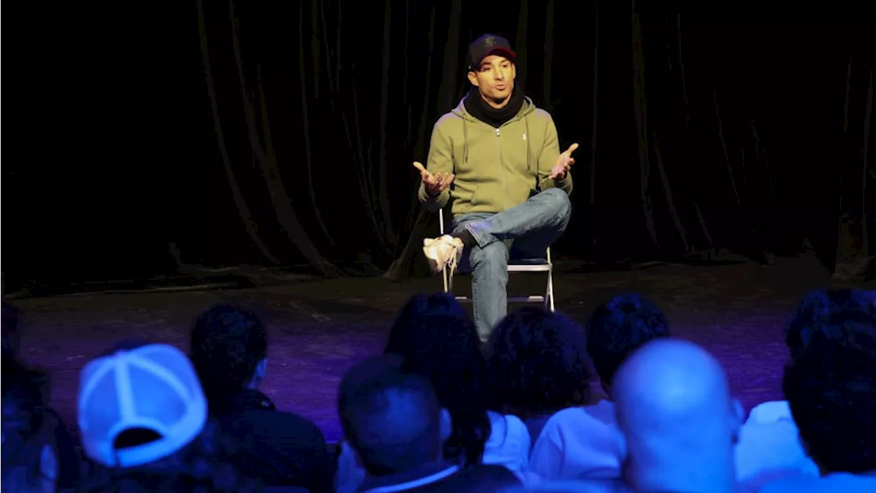 Jérémy Ferrari, directeur artistique de l'École supérieure du rire d'Avignon, rencontre ses élèves