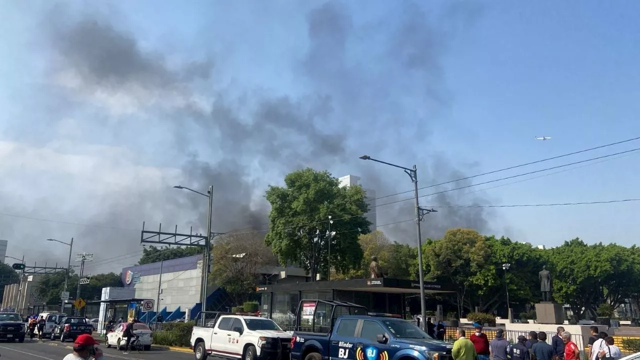 Fuerte incendio junto a la alcaldía Benito Juárez deja 4 muertos