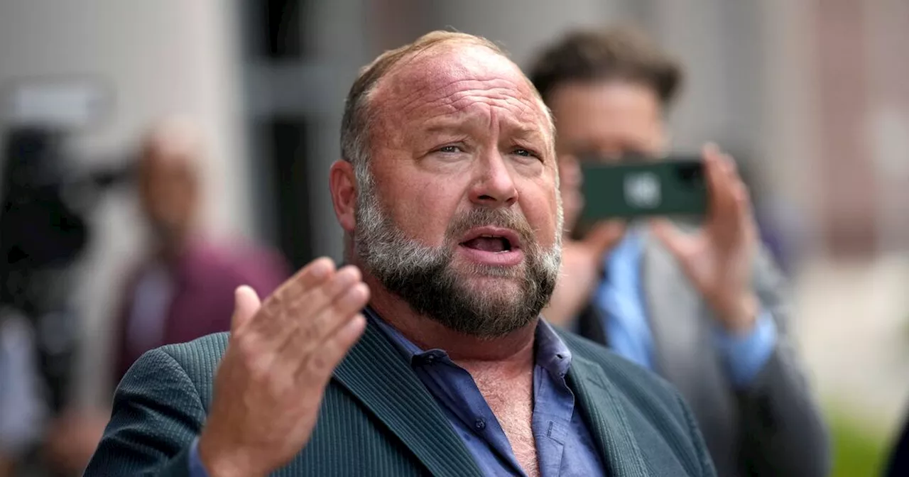 Juez rechaza puja ganadora de The Onion y permite a Alex Jones quedarse con Infowars