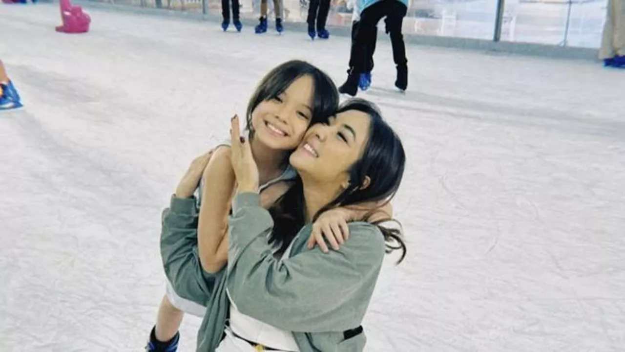 7 Potret Kekompakan Gisel dan Gempi Ice Skating Bareng, Seru Bak Kakak Beradik