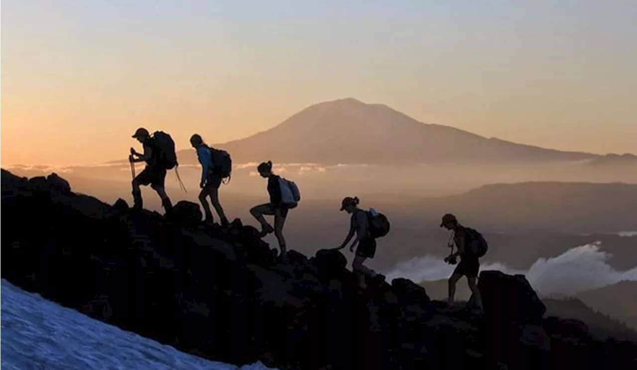 Dari Pemain FTV Hingga Yang Dilarang Mendaki Kembali, Berikut Deretan Artis Indonesia yang Hobi Naik Gunung