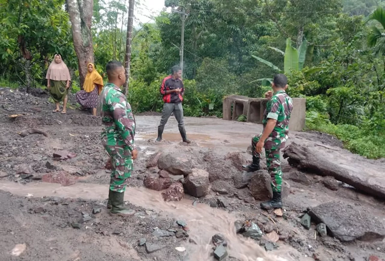 Hujan Deras, Jalur Kabupaten dan Nasional di Pegunungan Pidie Aceh Tertimbun Longsor