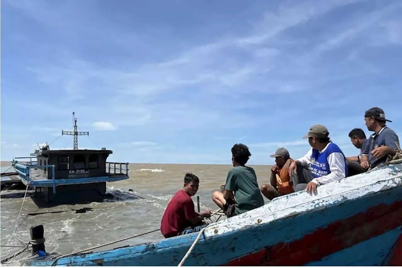 Kapal Bermuatan Kelapa Karam Dihantam Gelombang Pantai Timur