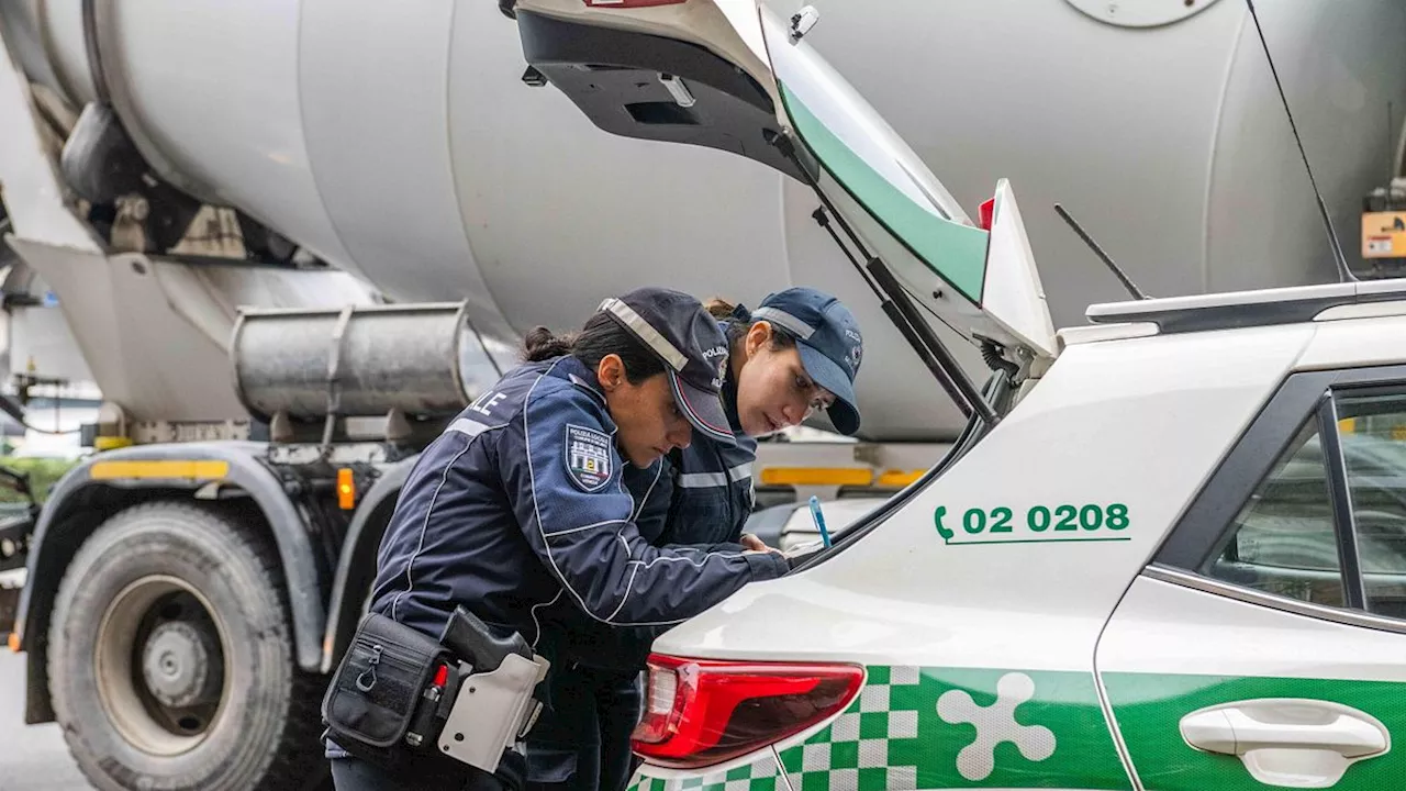 Milano, tir travolge mamma con due gemelli nel passeggino e scappa: morta 34enne | Camionista arrestato: è accusato di omicidio stradale