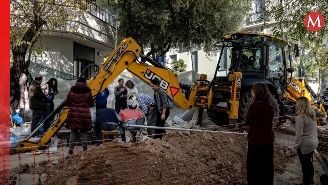 Descubren enorme estatua al instalar red de gas en calle de Grecia