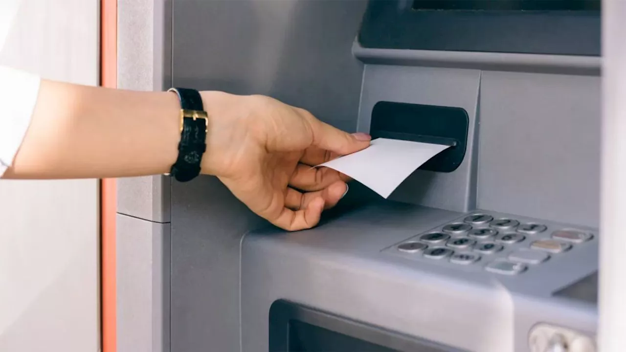 El motivo por el que no conviene imprimir el ticket del cajero al retirar dinero