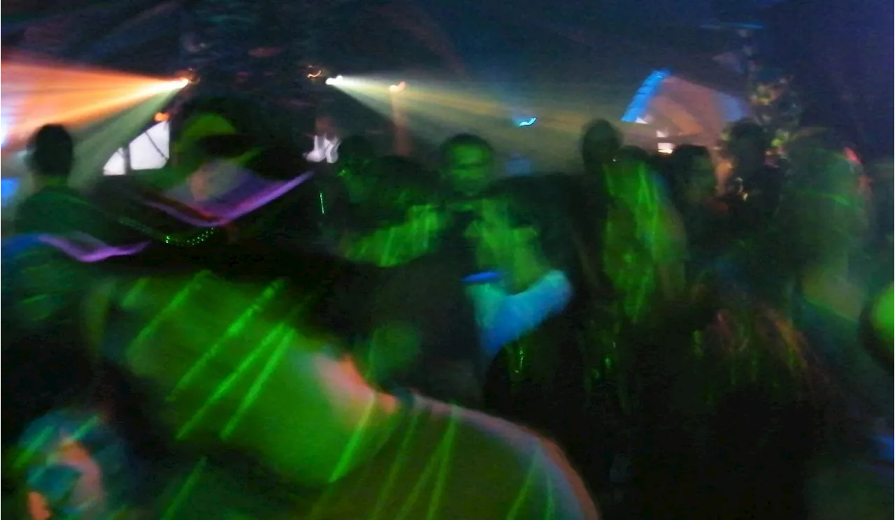 Should recording and taking pictures in nightclubs be banned?