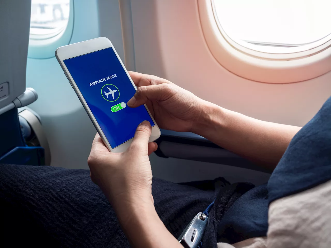 Pilot Reveals What Happens if You Don't Put Your Phone on Airplane Mode