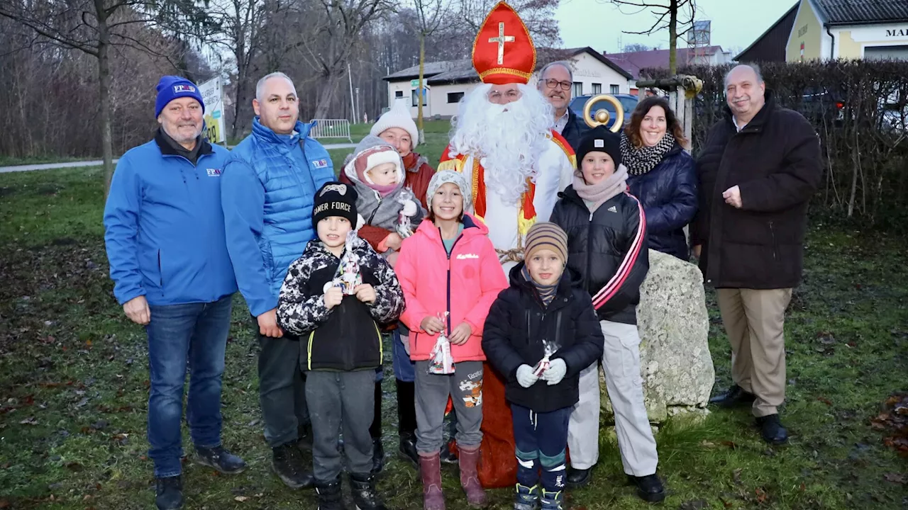 Auch der Nikolaus kam zum Punschstand